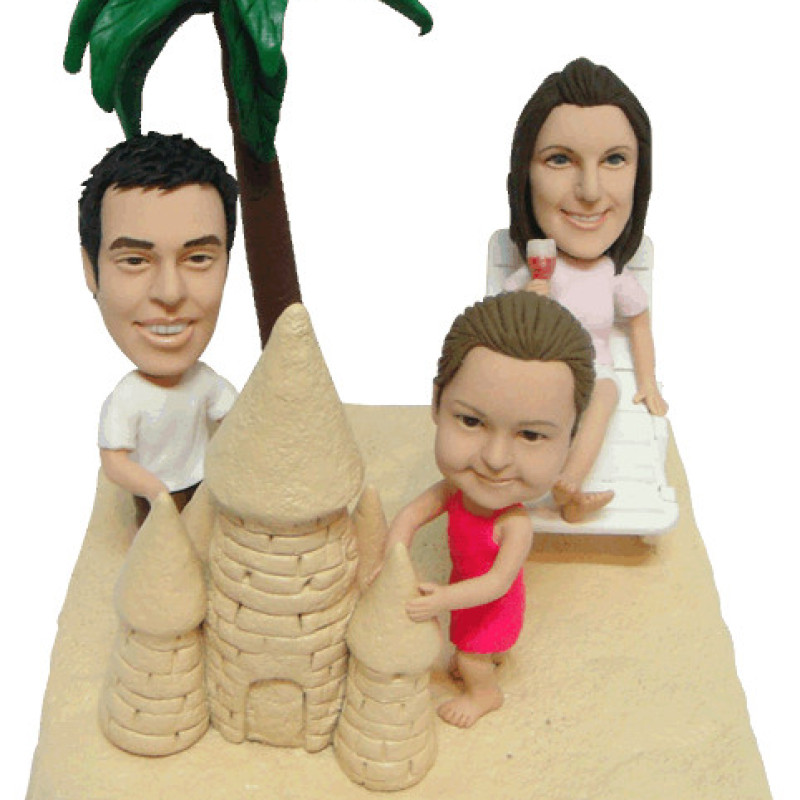 Three-People Figurine with Background Three-people personalised figurine with a beach background