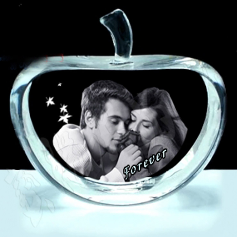 Apple Crystal Photo Engraving Apple-shaped crystal with photo engraving