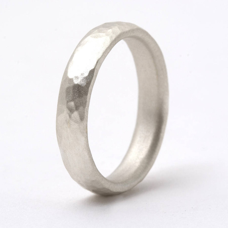 Thin hammered ring with an oval section