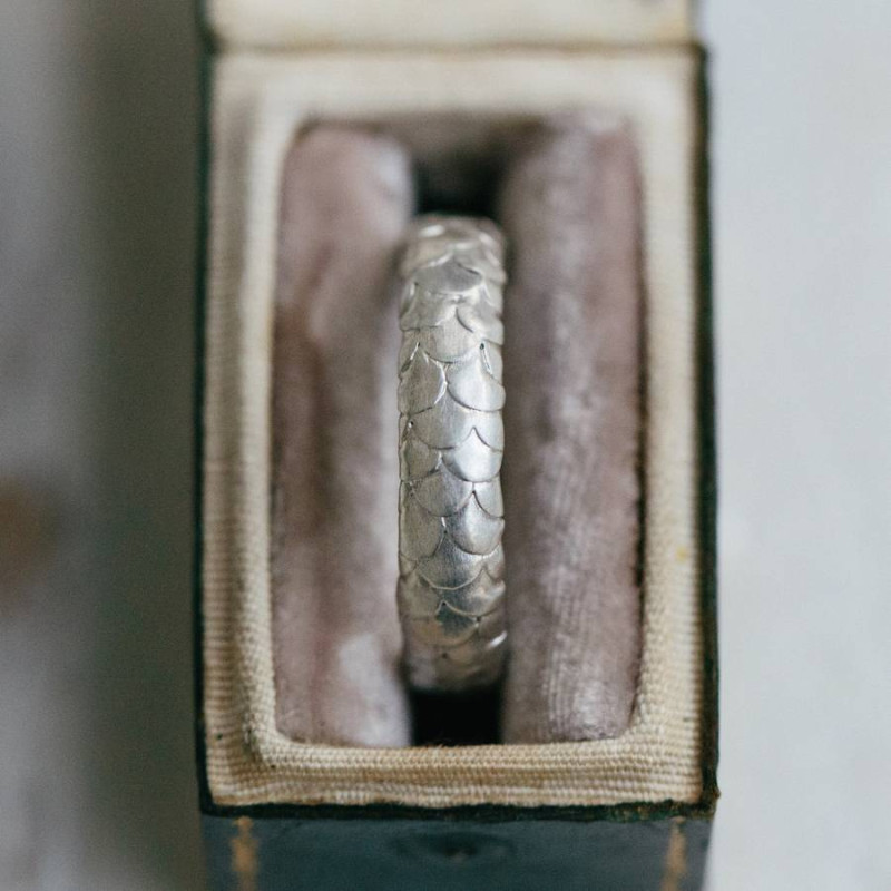 Gents fish scale pattern wedding ring