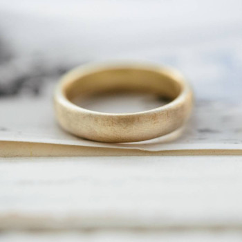 Gents Soft Pebble Wedding Ring 18ct Gold