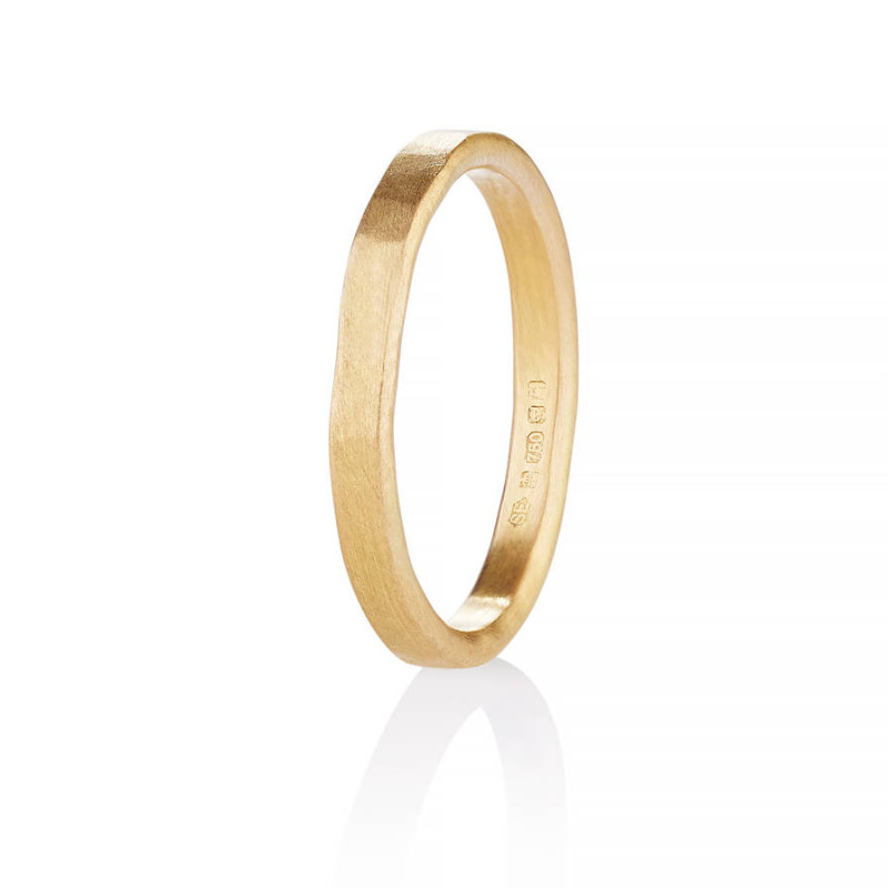 Arturo hammered wedding ring for men in Fairtrade gold
