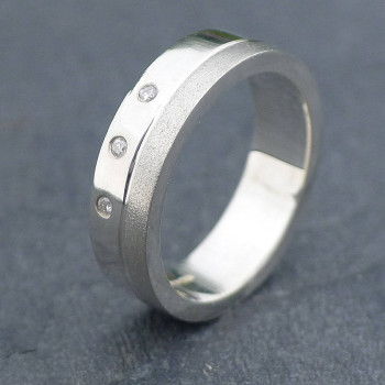 18ct Gold Handmade Mens Chunky Diamond Ring 18ct Gold Handmade Mens Chunky Diamond Ring