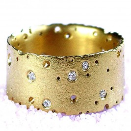 Patterned 18ct Gold Band