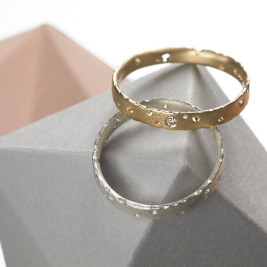 Precious 18ct Gold Ring Set With Diamonds